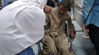 فاعل خير ينقل مريض 