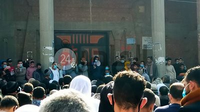 وسط بكاء شديد.. صديق المدرس المقتول على يد طالب سعودي يلقي خطبة أمام منزله بقرية النزلة قبل دفنه بمثواه الأخير (صور وفيديو)