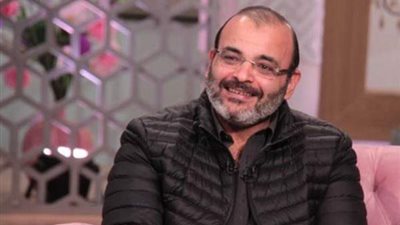 أيمن بهجت قمر يحيي ذكرى وفاة والده الـ32.. والمؤلف عزيز الشافعي يعلق: