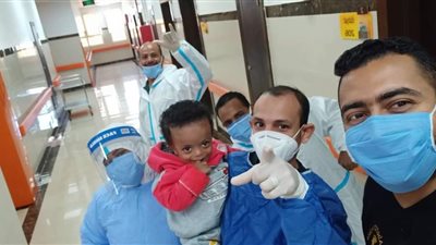 بعد مكوثه 10 أيام بالعزل.. تعافي أول طفل أصيب بكورونا في الأقصر