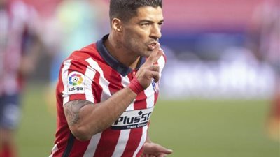 سواريز يقود أتليتكو مدريد لهزيمة ألافيس بثنائية وتعزيز صدارة الليجا 