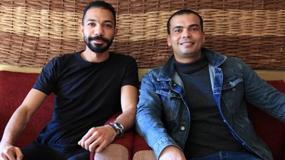 شبيه عمرو دياب يروي تفاصيل لقائه الأول بالهضبة: اتصدم (فيديو)