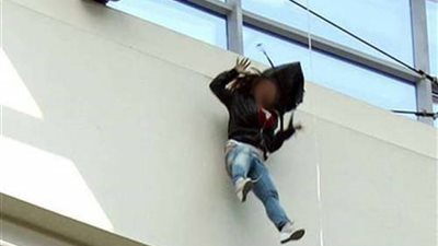 رماها من البلكونة.. عامل يُنهي خلافه مع زوجته بالشروع في قتلها