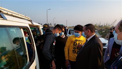 محافظ البحيرة يوقف موكبه بالطريق للتأكد من التزام المواطنين بإجراءات 