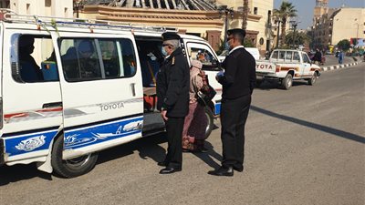 كمائن ثابتة ومتحركة بالأقصر لمتابعة التزام السائقين والركاب بارتداء الكمامات (صور)