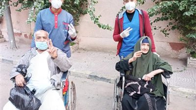 بعلامة النصر.. مغادرة 9 حالات مستشفى حجر كفر الدوار بعد تعافيها من 