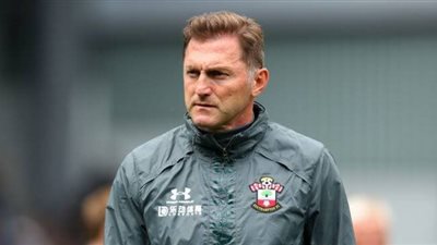 مدرب ساوثهامبتون ينهمر في البكاء عقب الفوز على ليفربول بالدوري الإنجليزي (فيديو)