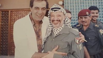 رانيا محمود ياسين تنشر صورة نادرة لوالدها مع الرئيس الفلسطيني الراحل ياسر عرفات