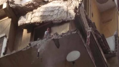 إصابة طالبة وعامل في انهيار 