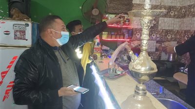 غلق 7 مقاهٍ بكفر الشيخ لعدم تطبيق الإجراءات الاحترازية وتقديم الشيشة (صور)