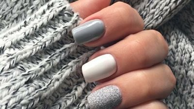 الرمادي الداكن أبرز درجات المناكير الشتوية