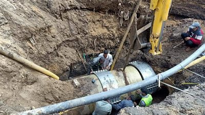 انفجار خط طرد الصرف يتسبب في انقطاع المياه عن مدينة سمالوط بالمنيا (صور)