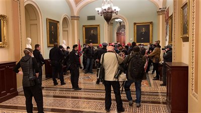 بعد اقتحام الكونجرس.. نقل رئيسة مجلس النواب الأمريكي إلى مكان آمن