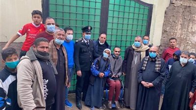 وفد من وزارة الداخلية يزور شابًا من ذوي الاحتياجات الخاصة 