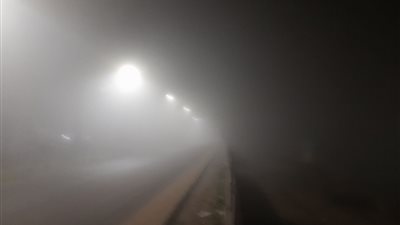 الشبورة المائية تغطي الطريق الزراعي ببنها.. والمرور تناشد المواطنين بالحذر  (صور)