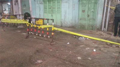 فرض كردون آمنى حول منزل آيل للسقوط بدمنهور بعد انهيار أجزاء منه (صور)