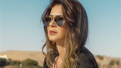 متابعة تهاجم نجلاء بدر بسبب تهنئة الأقباط.. والفنانة ترد بآية قرآنية (صورة)