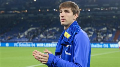 برشلونة يستعيد ميرندا من ريال بيتيس في الصيف المقبل