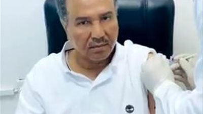 محمد عبده يتلقى لقاح فيروس كورونا (فيديو)