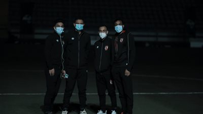 الأهلي يصل إلى ستاد السويس.. والجهاز الفني يتفقد أرضية الملعب