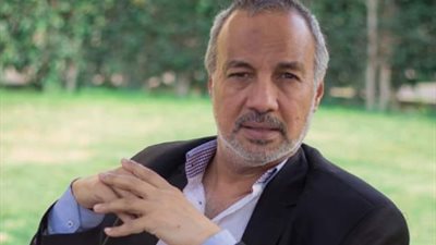 عادل عمار يهدي الدورة التاسعة لمهرجان 