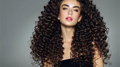 تعرفي على طريقة اختيار الشعر الكيرلي المناسب لك