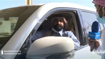 استقبال بالورود.. لحظة وصول أول مواطن قطري إلى السعودية بعد فتح المنافذ (فيديو)