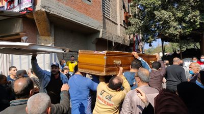 فراش واحد حتى في الموت.. تشييع جنازة زوج فارق الحياة بعد وفاة زوجته بـ10 دقائق حزنًا عليها بالغربية