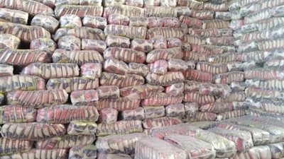 ضبط مسئولي مخازن مواد غذائية بحوزتهم 129 طنًا من الأرز والسكر 