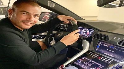 في دبي.. لمن يستمع الهضبة عمرو دياب أثناء القيادة؟ (فيديو)