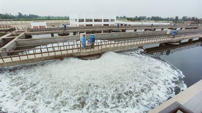 تشغيل محطات مياه الشرب بالعزب الجديدة والقديمة بعد التخلص من بقعة الزيت في الفيوم 