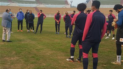 محمد عادل يعقد جلسة مع لاعبي المقاولون العرب استعدادًا لمواجهة سيراميكا كليوباترا