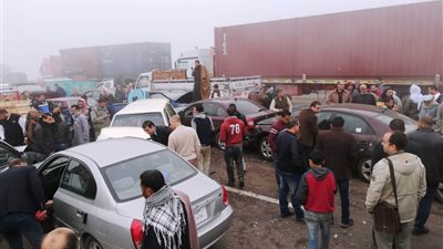 تريلا تصطدم بمعرض سيارات بطريق الاوتوستراد وتهشم عددًا منها