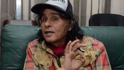 أشرف زكي يتكفل بعلاج الفنان علي حميدة بعد بكائه لعدم امتلاكه النفقات