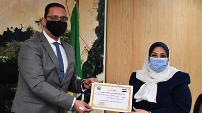 محافظ الفيوم يّكرم وكيل وزارة الصحة السابق بعد تعافيها من كورونا (صور)