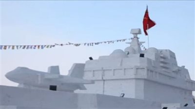 شباب صينيون يبنون حاملة طائرات من الثلج (فيديو)