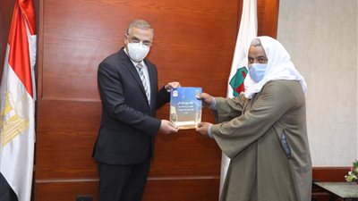 تسليم 10 عقود تقنين أراضي أملاك دولة للمواطنين واعتماد 2553 أخرى في سوهاج 