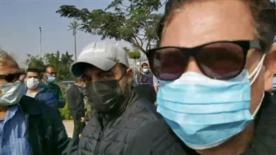 عائلة محمود ياسين تحضر جنازة هادي الجيار بمسجد الشرطة (صور)