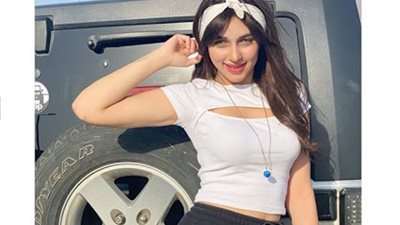 أول تعليق من والدة منار سامي على حكم حبسها سنة