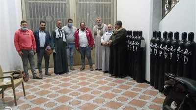 لمحاربة كورونا.. سائقي التوكتوك يقودون حملة لتوفير إسطوانات الأكسجين داخل قرية بالمنوفية