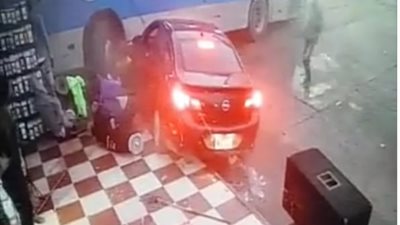 أتوبيس يصطدم بسيارة ملاكي و2 توكتوك بشبرا الخيمة (فيديو)