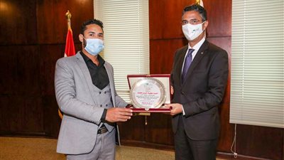 البريد تكرم موظفًا رد مبلغ  123 ألف جنيه عثر عليها بالمنيا