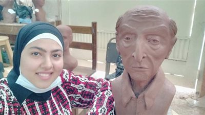 طبيب الغلابة.. طالبة صماء تنحت تمثالًا للدكتور محمد مشالي