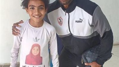 لاعبو الزمالك يلتقطون صورًا تذكارية مع محمد محسن (صور)