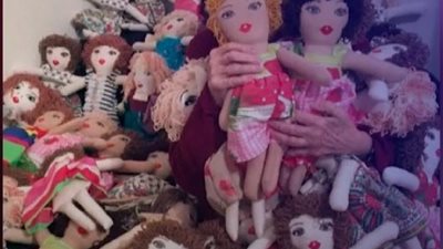 تبلغ 93 عامًا.. لبنانية تصمم دمى لفتيات صغيرات تضررت منازلهن جراء انفجار بيروت (فيديو)