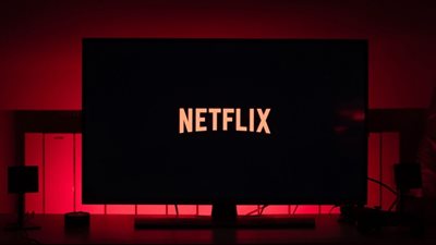 مليئة بالنجوم العالميين.. شركة Netflix تعلن خريطتها لـ70 فيلمًا مقرر عرضها في 2021