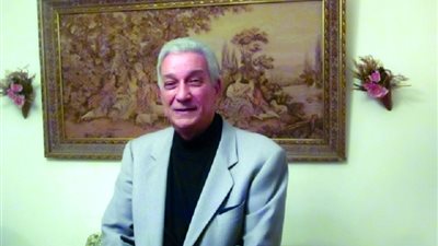 أهداه لشريكة عمره.. الناقد يوسف نوفل يعلق على اختياره رئيسًا فخريًّا لاتحاد كتاب مصر