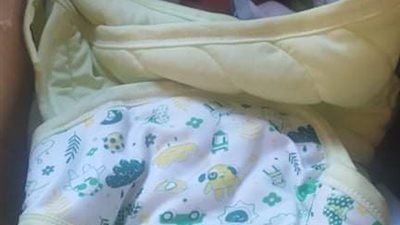 مجردًا من الملابس.. العثور على طفل رضيع في شوارع أسوان