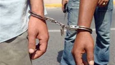 لحظة القبض على أحد المتهمين الهاربين من سجن طنطا العمومي (فيديو) 