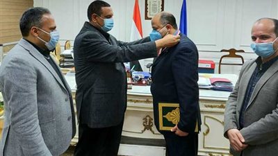 محافظ البحيرة يكرم مسؤول سحب عينات كورونا بالمعمل المشترك في دمنهور 
